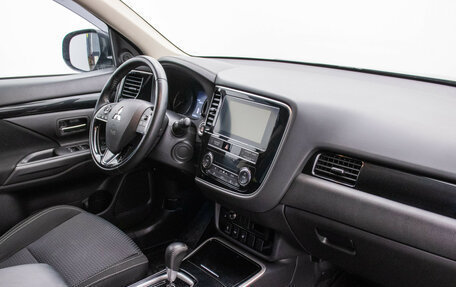 Mitsubishi Outlander III рестайлинг 3, 2019 год, 1 900 000 рублей, 10 фотография