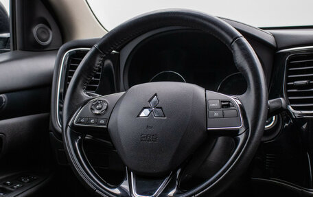 Mitsubishi Outlander III рестайлинг 3, 2019 год, 1 900 000 рублей, 15 фотография