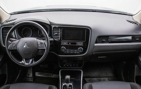 Mitsubishi Outlander III рестайлинг 3, 2019 год, 1 900 000 рублей, 13 фотография
