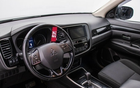Mitsubishi Outlander III рестайлинг 3, 2019 год, 1 900 000 рублей, 9 фотография
