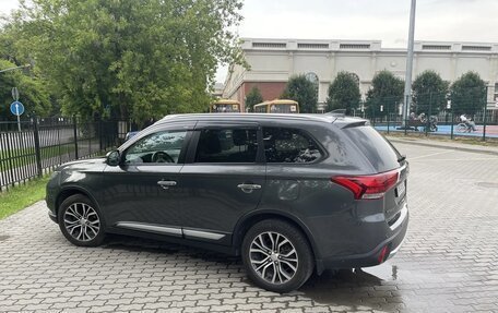 Mitsubishi Outlander III рестайлинг 3, 2018 год, 2 100 000 рублей, 3 фотография