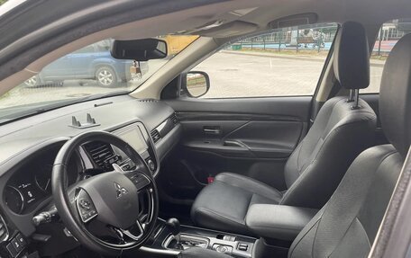 Mitsubishi Outlander III рестайлинг 3, 2018 год, 2 100 000 рублей, 5 фотография