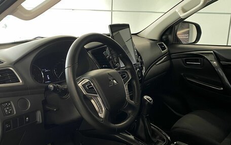 Mitsubishi Pajero Sport III рестайлинг, 2018 год, 2 975 000 рублей, 7 фотография