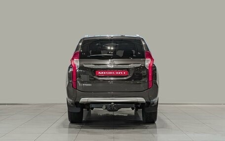 Mitsubishi Pajero Sport III рестайлинг, 2018 год, 2 900 000 рублей, 4 фотография