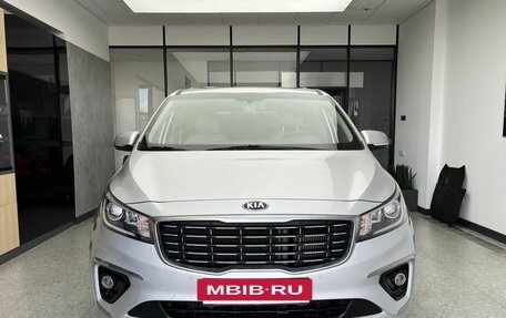KIA Carnival III, 2018 год, 2 350 000 рублей, 2 фотография