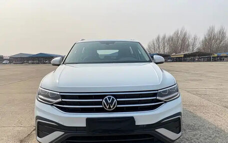 Volkswagen Tiguan II, 2023 год, 2 242 000 рублей, 2 фотография