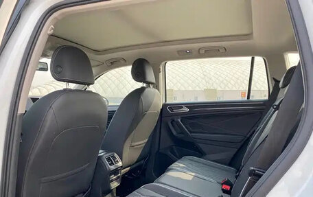 Volkswagen Tiguan II, 2023 год, 2 242 000 рублей, 11 фотография
