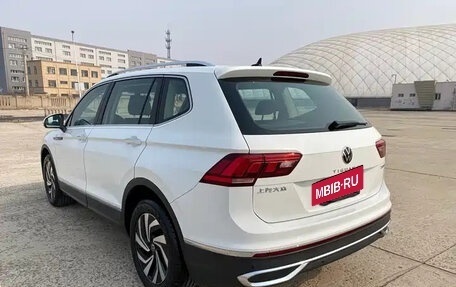 Volkswagen Tiguan II, 2023 год, 2 242 000 рублей, 5 фотография