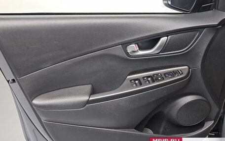 Hyundai Kona I, 2023 год, 1 590 000 рублей, 24 фотография