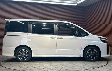 Toyota Voxy III, 2021 год, 1 680 007 рублей, 4 фотография