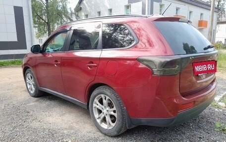 Mitsubishi Outlander III рестайлинг 3, 2013 год, 880 000 рублей, 2 фотография