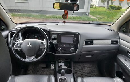 Mitsubishi Outlander III рестайлинг 3, 2013 год, 880 000 рублей, 14 фотография