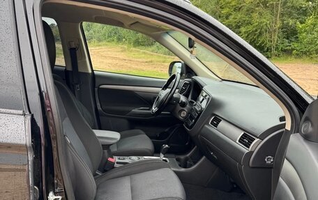 Mitsubishi Outlander III рестайлинг 3, 2016 год, 1 699 000 рублей, 6 фотография