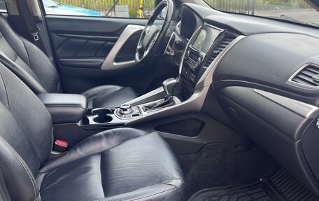 Mitsubishi Pajero Sport III рестайлинг, 2017 год, 2 519 000 рублей, 9 фотография