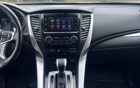 Mitsubishi Pajero Sport III рестайлинг, 2017 год, 2 519 000 рублей, 13 фотография