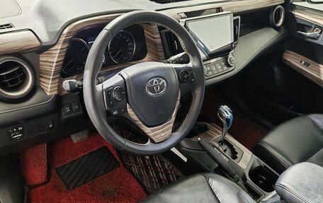 Toyota RAV4, 2017 год, 1 900 000 рублей, 12 фотография