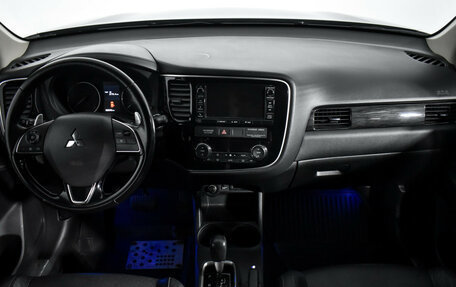 Mitsubishi Outlander III рестайлинг 3, 2016 год, 1 737 960 рублей, 11 фотография