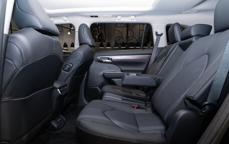Toyota Highlander, 2025 год, 5 690 000 рублей, 29 фотография