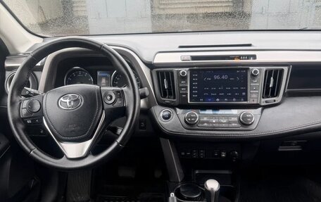 Toyota RAV4, 2017 год, 3 000 000 рублей, 13 фотография