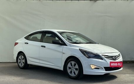 Hyundai Solaris II рестайлинг, 2015 год, 900 000 рублей, 2 фотография