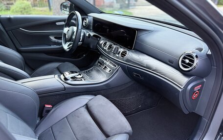 Mercedes-Benz E-Класс, 2019 год, 3 790 000 рублей, 5 фотография