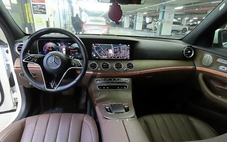 Mercedes-Benz E-Класс, 2022 год, 4 800 000 рублей, 10 фотография