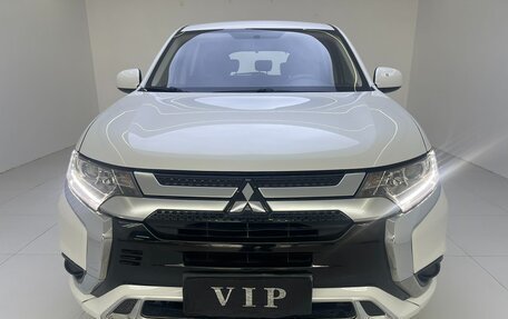 Mitsubishi Outlander III рестайлинг 3, 2021 год, 2 050 000 рублей, 2 фотография