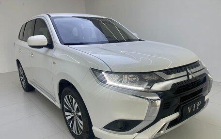 Mitsubishi Outlander III рестайлинг 3, 2021 год, 2 050 000 рублей, 3 фотография