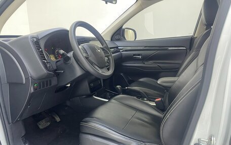 Mitsubishi Outlander III рестайлинг 3, 2021 год, 2 050 000 рублей, 6 фотография