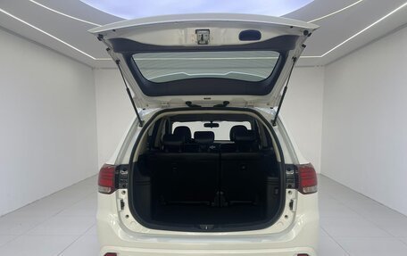 Mitsubishi Outlander III рестайлинг 3, 2021 год, 2 050 000 рублей, 11 фотография