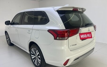 Mitsubishi Outlander III рестайлинг 3, 2021 год, 2 050 000 рублей, 5 фотография