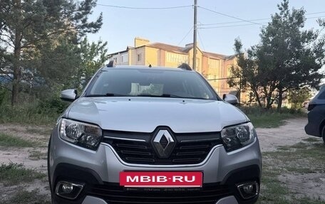 Renault Sandero II рестайлинг, 2019 год, 1 050 000 рублей, 2 фотография