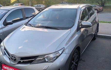 Toyota Auris II, 2013 год, 900 000 рублей, 2 фотография