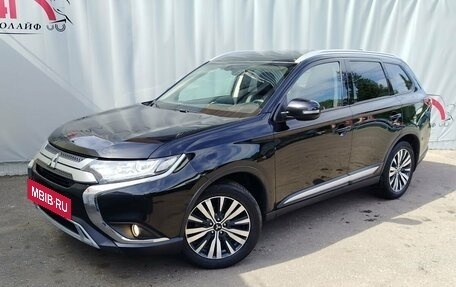 Mitsubishi Outlander III рестайлинг 3, 2020 год, 1 799 000 рублей, 2 фотография