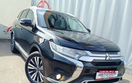 Mitsubishi Outlander III рестайлинг 3, 2020 год, 1 799 000 рублей, 4 фотография