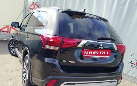 Mitsubishi Outlander III рестайлинг 3, 2020 год, 1 799 000 рублей, 6 фотография