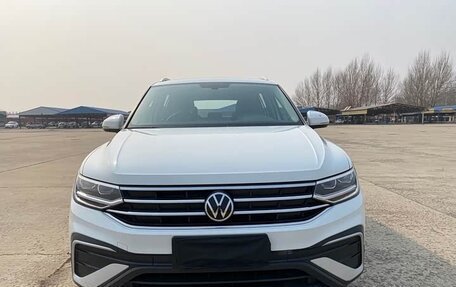 Volkswagen Tiguan II, 2022 год, 1 870 000 рублей, 2 фотография