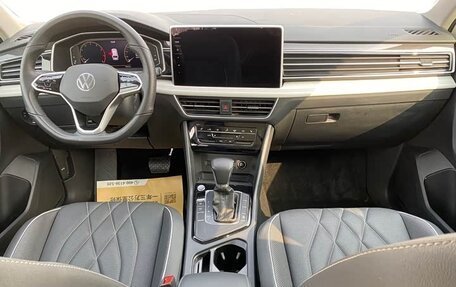 Volkswagen Tiguan II, 2022 год, 1 870 000 рублей, 10 фотография