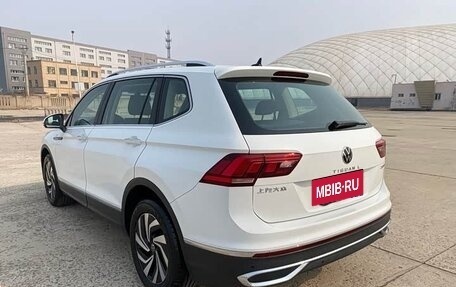 Volkswagen Tiguan II, 2022 год, 1 870 000 рублей, 6 фотография