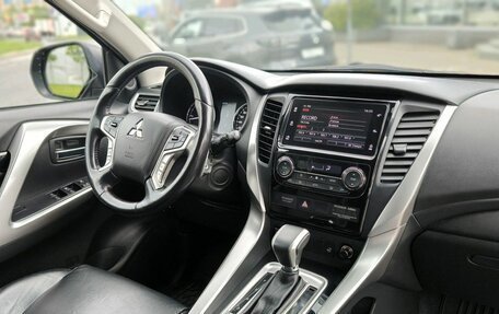 Mitsubishi Pajero Sport III рестайлинг, 2017 год, 2 850 000 рублей, 17 фотография
