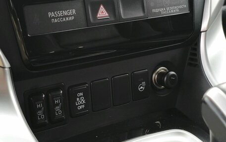 Mitsubishi Pajero Sport III рестайлинг, 2017 год, 2 850 000 рублей, 14 фотография