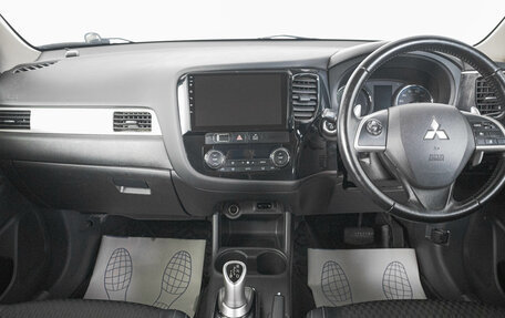 Mitsubishi Outlander III рестайлинг 3, 2014 год, 1 689 000 рублей, 14 фотография