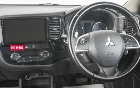 Mitsubishi Outlander III рестайлинг 3, 2014 год, 1 689 000 рублей, 15 фотография