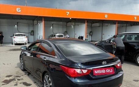 Hyundai Sonata VI, 2011 год, 930 000 рублей, 3 фотография