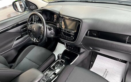 Mitsubishi Outlander III рестайлинг 3, 2020 год, 2 345 000 рублей, 13 фотография