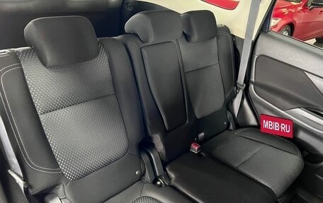 Mitsubishi Outlander III рестайлинг 3, 2020 год, 2 345 000 рублей, 12 фотография
