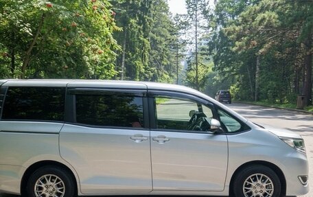 Toyota Noah III, 2019 год, 2 600 000 рублей, 2 фотография