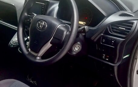 Toyota Noah III, 2019 год, 2 600 000 рублей, 4 фотография