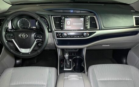Toyota Highlander III, 2017 год, 3 230 000 рублей, 14 фотография
