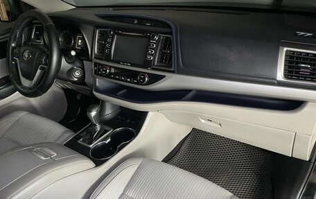 Toyota Highlander III, 2017 год, 3 230 000 рублей, 13 фотография